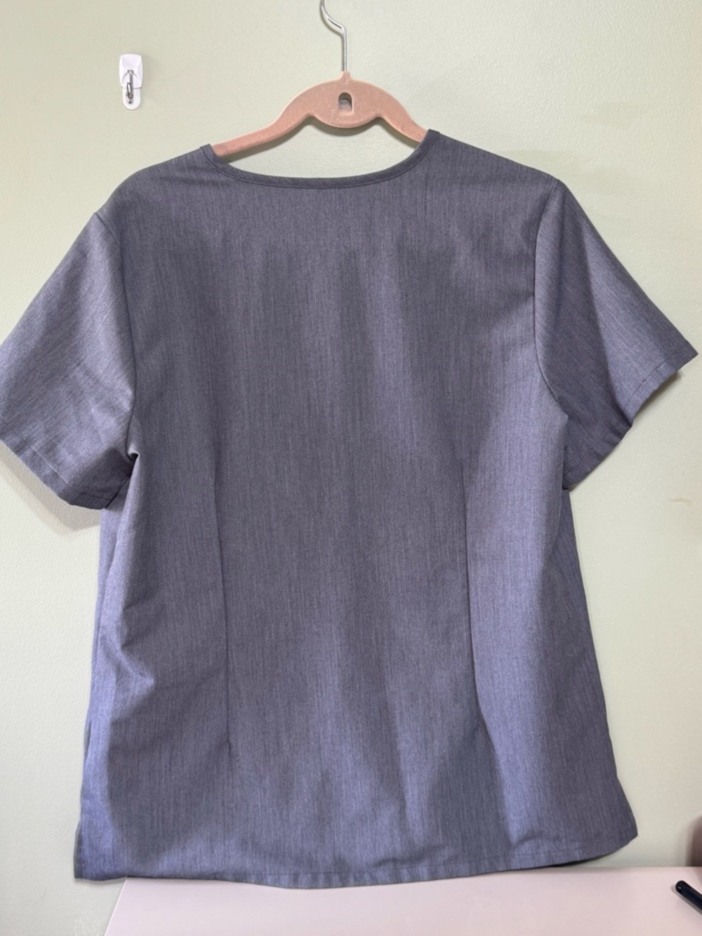 NWOT Women’s Figs Casma Three Pocket V-neck Scrub Top, Graphite, Large - Picture 3 of 3